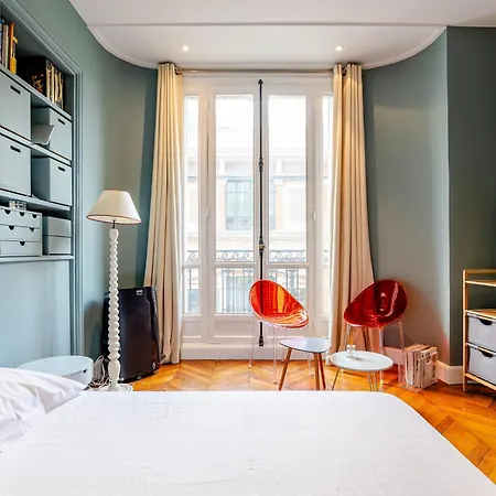 Veeve - Vermilion Splendour Apartment Paris